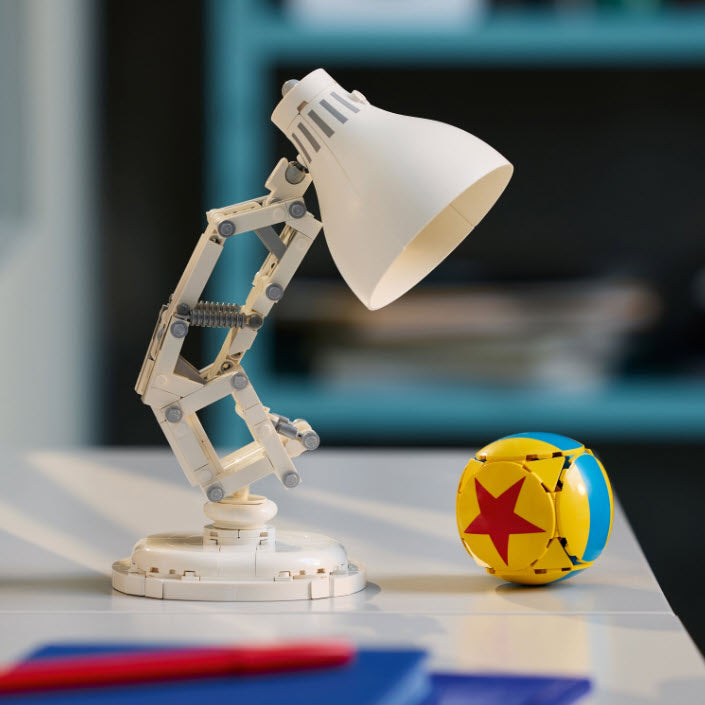 Detail 1: LEGO Ideas 21357 Disney Pixar Luxo Jr.