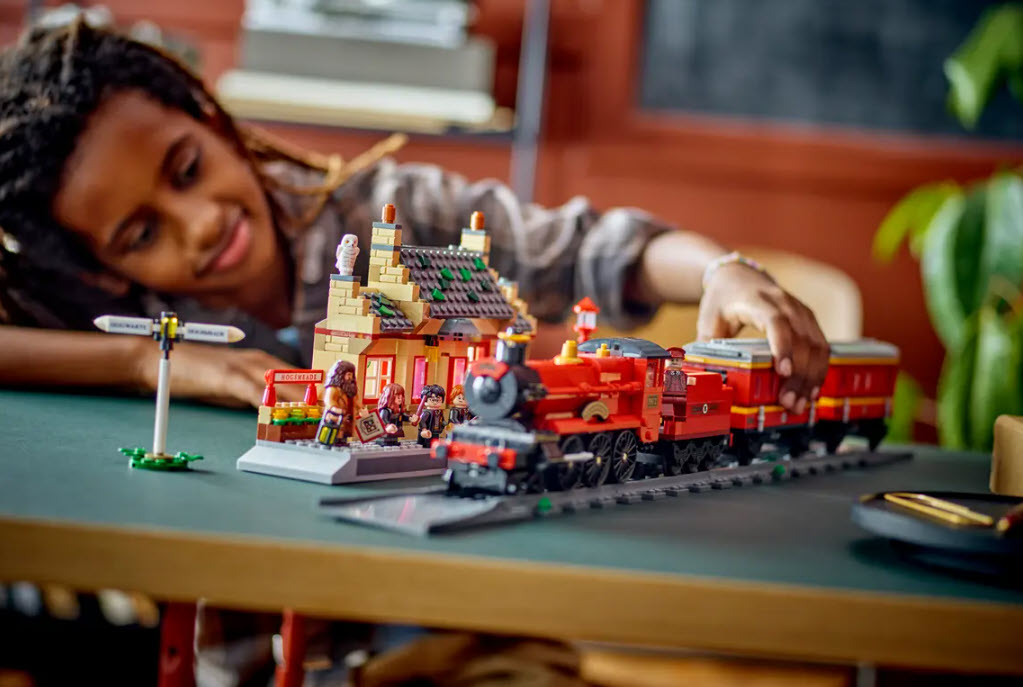 Detail 2: LEGO Harry Potter 76423 Hogwarts Express & der Bahnhof von Hogsmeade