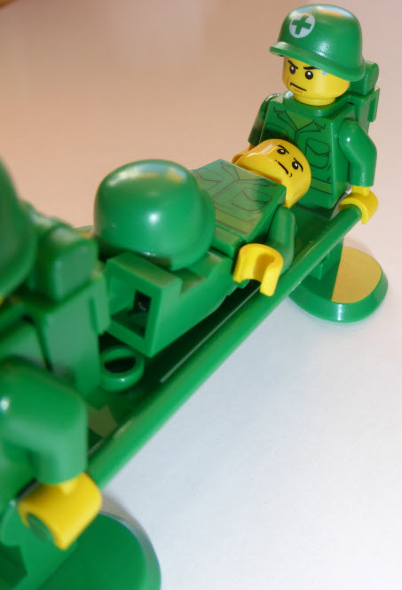 Custom LEGO Soldaten MIL103-08-B Zwei Sanitäter und verwundeter Soldat