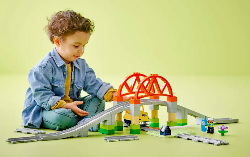 Detail 1: LEGO DUPLO 10426 Eisenbahnbrücke und Schienen – Erweiterungsset