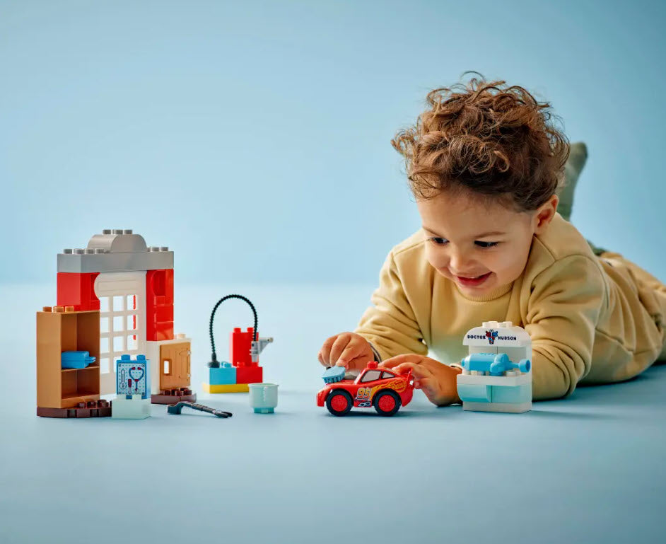 Detail 1: LEGO DUPLO Cars 10456 McQueens Besuch in Docs Werkstatt