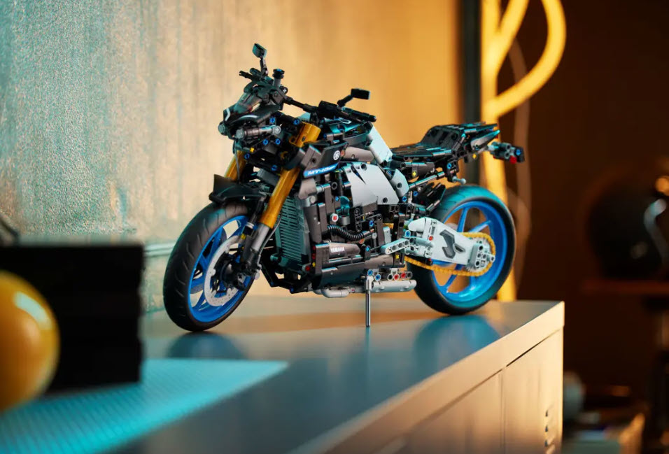 Detail 3: LEGO Technic 42159 Yamaha MT-10 SP