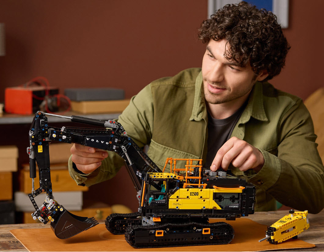 Detail 3: LEGO Technic 42215 Volvo EC500 Hybrid Bagger